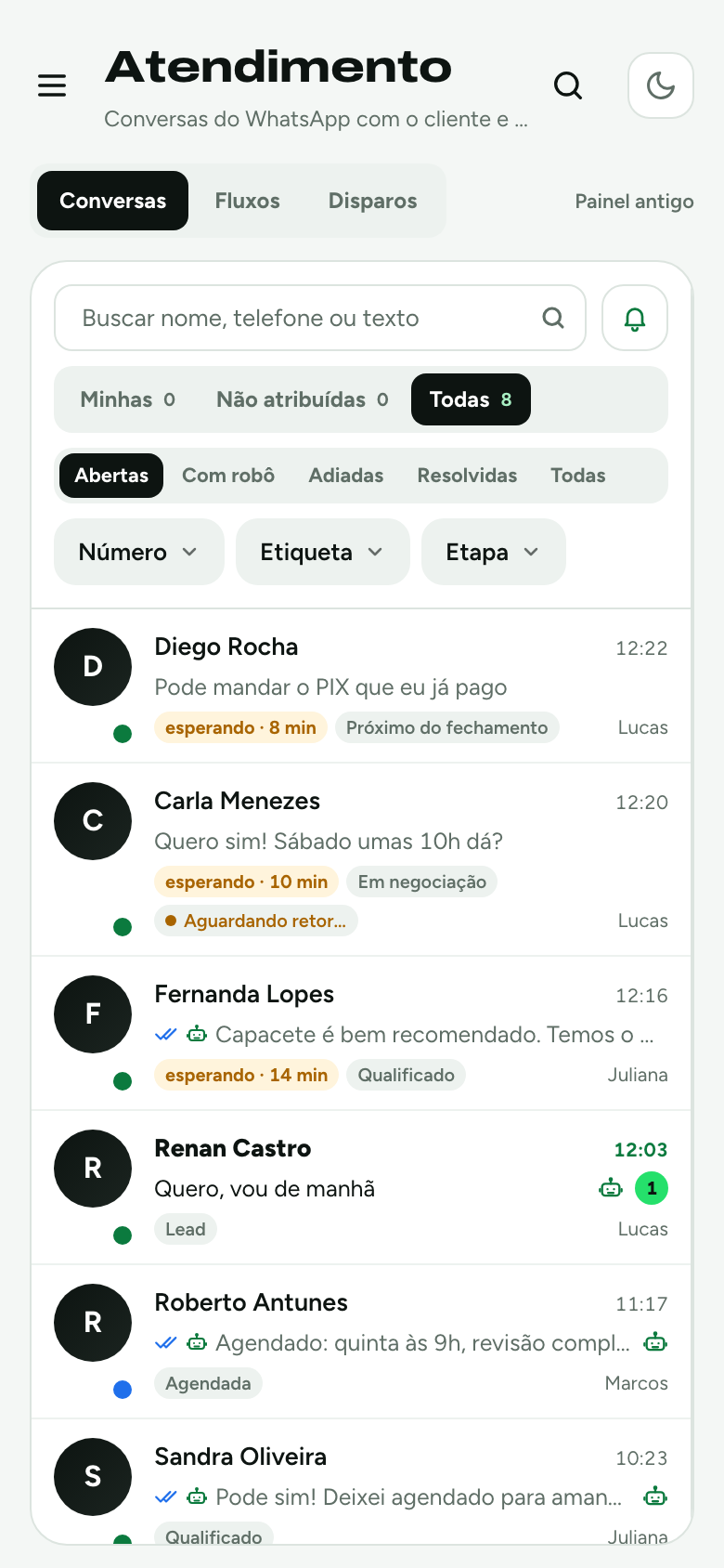 Conversas do WhatsApp no Mobinep abertas no celular, com o tempo de espera de cada cliente.