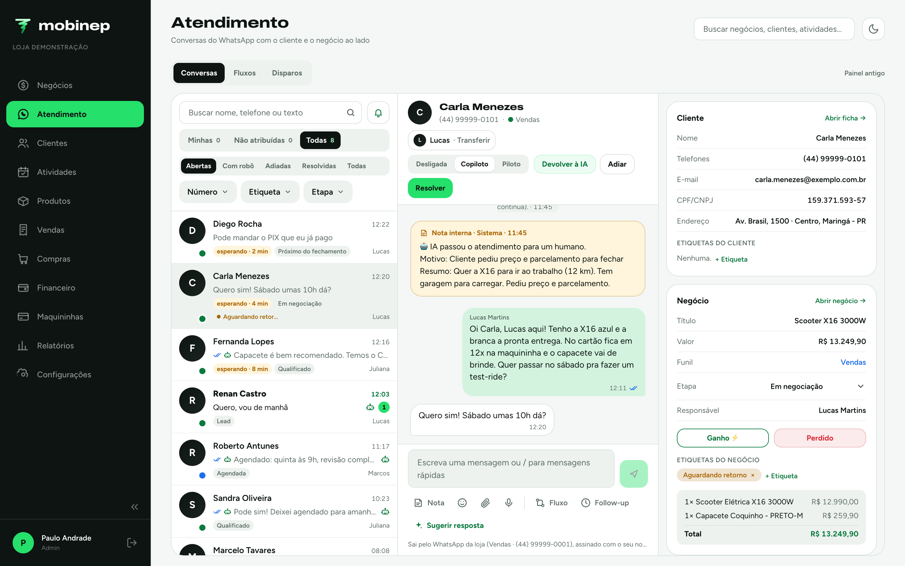 Conversa do WhatsApp aberta no Mobinep: à esquerda a fila de clientes com o tempo de espera, no meio a conversa com o vendedor, e à direita os dados do cliente e do negócio.